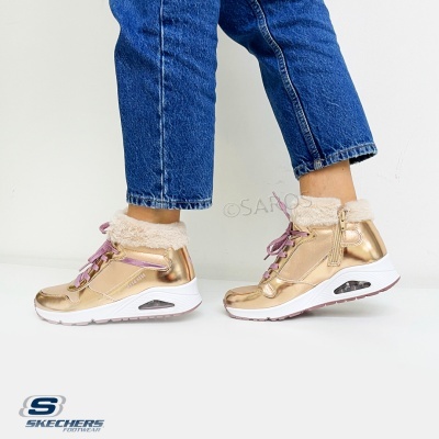 Ténis Skechers dourados com sola branca e cadarços rosa