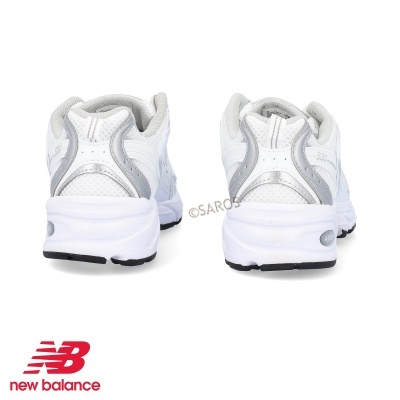 Ténis New Balance brancos e cinza vistos de trás sobre fundo branco