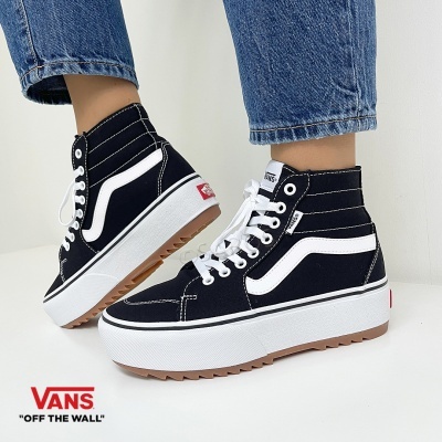 Ténis Vans pretos altos com risca branca e sola grossa branca