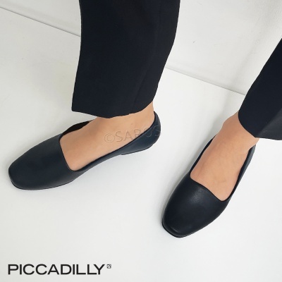 Sapatos planos pretos de couro com biqueira quadrada