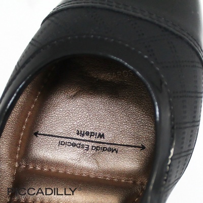 Sapato preto PICCADILLY com interior castanho e texto Medida Especial, Wider!