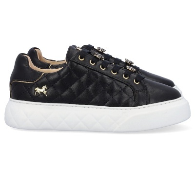 Ténis desportivos em couro preto com padrão matelassê e sola branca