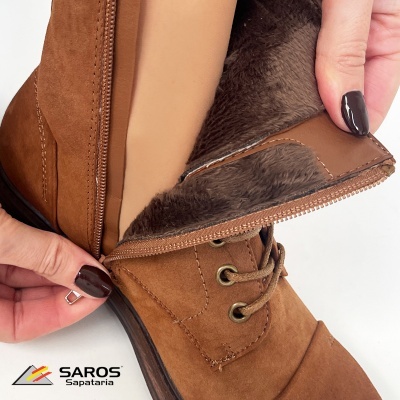 Bota castanha de camurça com interior forrado com pelo sintético