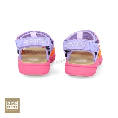 Sandálias de criança rosa e roxo com texto nas tiras traseiras