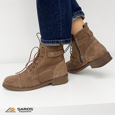 Botas castanhas de camurça com atacadores e fecho lateral usadas com jeans azul