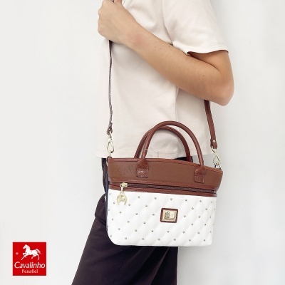 Mala Cavalinho castanha e branca com padrão acolchoado e rebites