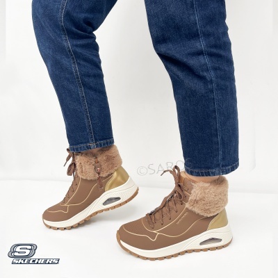 Ténis Skechers castanhos com sola branca e peles felpudas no tornozelo