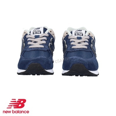 Ténis New Balance 574 azul escuro de frente com cadarços cinza