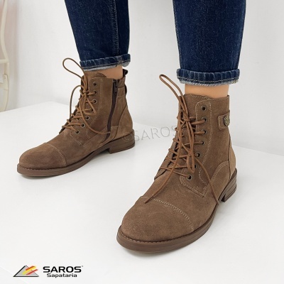 Botas castanhas de camurça com atacadores e fecho lateral