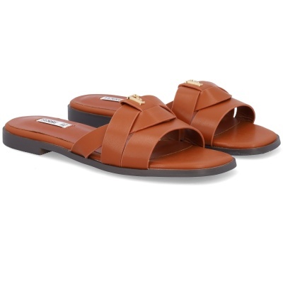 Chinelos castanho claro de senhora com tiras cruzadas e sola preta.