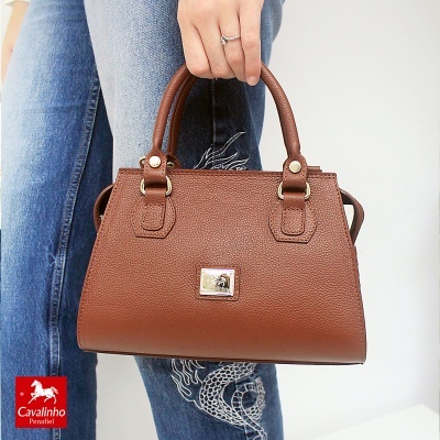 Mala de mão castanha em pele granulada com dois cabos e detalhes dourados