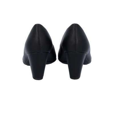 Sapatos de salto médio em pele preta vistos de trás