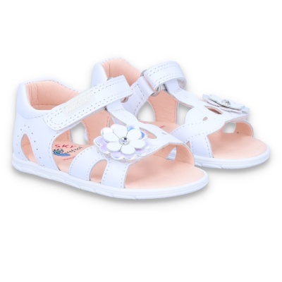 Sandálias infantis brancas em couro com flores e velcro.