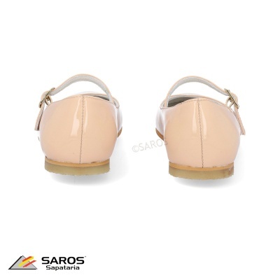 Sapatilhas femininas bege de verniz com tira e fivela vista traseira