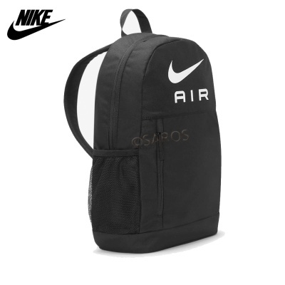 Mochila preta Nike AIR com logotipo branco e bolso lateral em rede