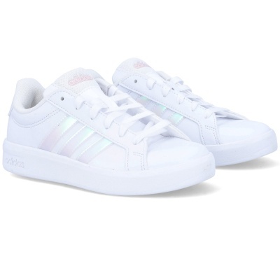 Sapatilhas Adidas brancas com riscas iridescentes e logótipo rosa.