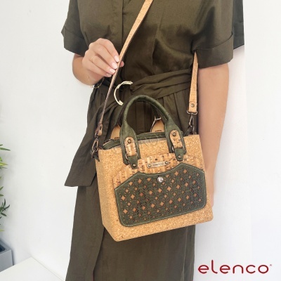 Mala de mão em cortiça com bolso frontal verde escuro e alça de ombro ajustável