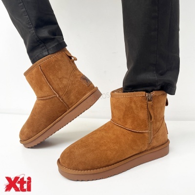 Botas curtas castanhas em camurça com fecho e sola castanha