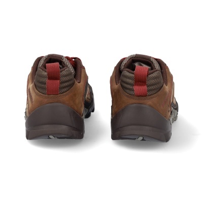 Par de sapatilhas castanhas e vermelhas vista de trás.