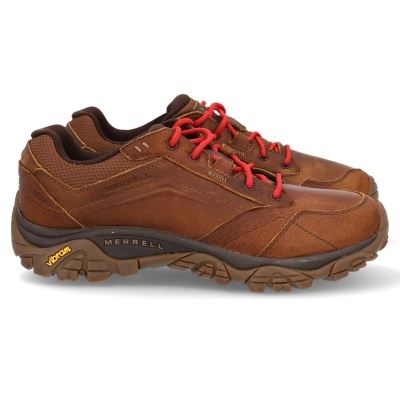 Par de sapatos Merrell em couro castanho com atacadores vermelhos e solado Vibram