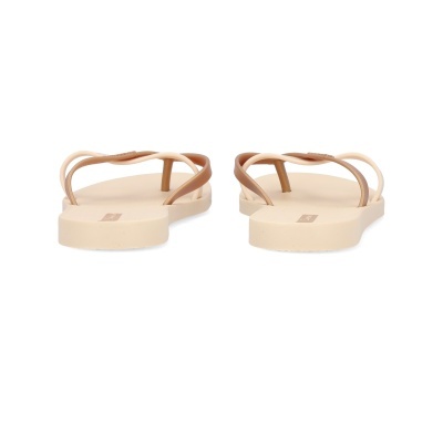 Chinelos bege com tiras finas castanhas e bege vistos de trás