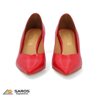 Sapatos femininos vermelhos em couro com bico fino e assinatura Saros no interior.
