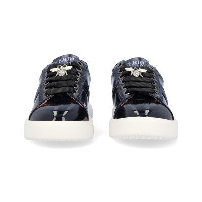 Tênis pretos de verniz com sola branca e detalhe metálico de abelha