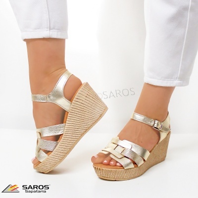 Sandálias de cunha douradas com sola de palha e tiras entrelaçadas