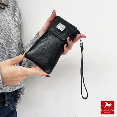 Bolsa de mão preta em pele com padrão Cavalinho em relevo e alça de pulso