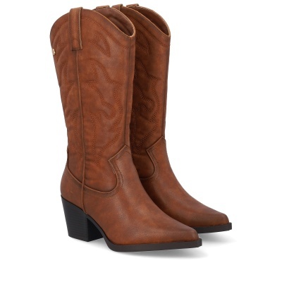 Botas altas castanhas com salto preto em fundo branco