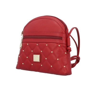 Mochila pequena vermelha acolchoada com tachas douradas e alças finas