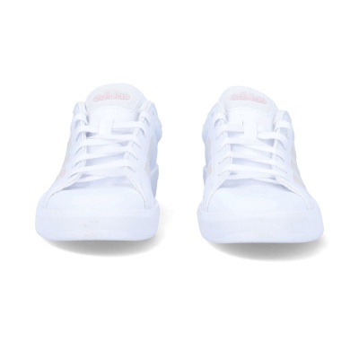 Par de sapatilhas brancas Adidas com detalhes rosa claro