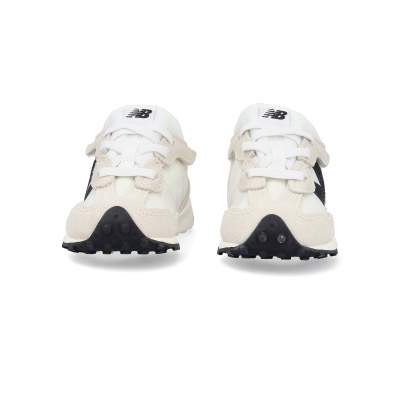 Ténis brancos e bege com sola preta e logótipo NB.