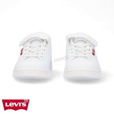 Ténis brancos Levi's com velcro e etiquetas vermelhas