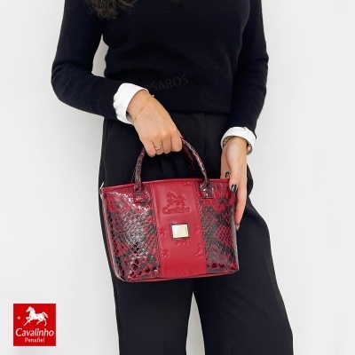 Mala de mão vermelha com textura de pele de cobra em preto e vermelho com logo Cavalinho