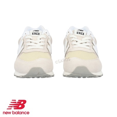 Ténis New Balance 574 bege e branco em fundo branco com logótipo vermelho