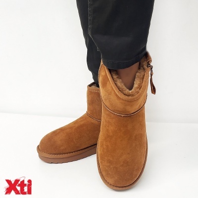 Botas castanhas de camurça com pelo interior e sola castanha