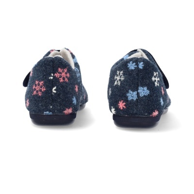 Chinelos azuis escuros com padrões coloridos de flocos de neve