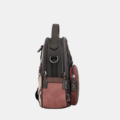 Mochila pequena castanha e rosa vista de lado com bolsos e fechos de metal