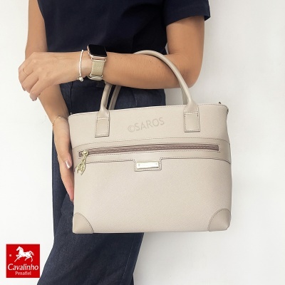 Mala de mão creme com alças curtas e fecho zip exterior dourado