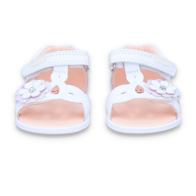 Sandálias infantis brancas com flores decorativas e velcro
