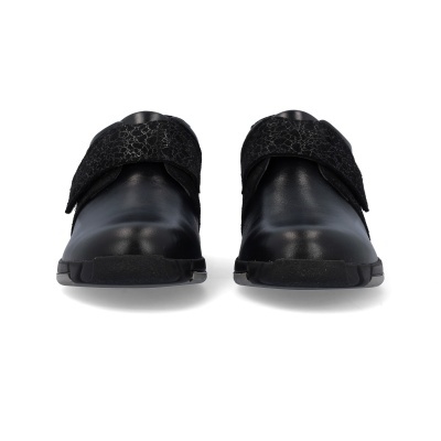 Par de sapatos pretos com faixa superior em tecido texturizado