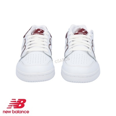 Sapatilhas brancas New Balance com detalhes em bordeaux vista frontal