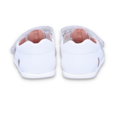 Sapatilhas brancas para bebé vistas de trás com fecho de velcro