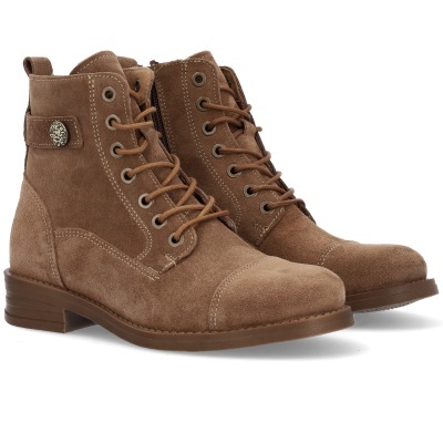 Botas castanho claro em camurça com atacadores e fecho lateral