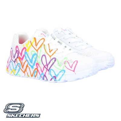 Ténis brancos Skechers com corações coloridos nos lados