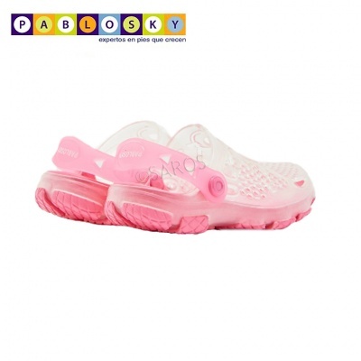 Calçado tipo clogs rosa e branco em material plástico com abertura perfurada.