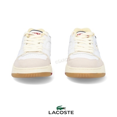 Sapatilhas Lacoste brancas e bege com sola castanha vistas de frente