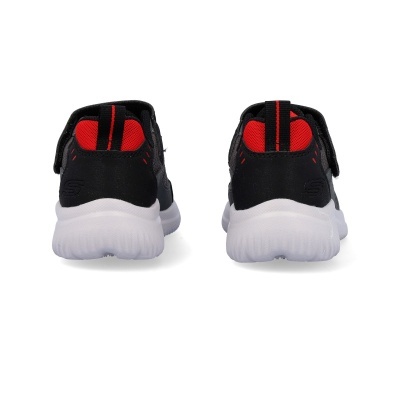 Sapatilhas pretas com detalhes vermelhos e sola branca vistas de trás