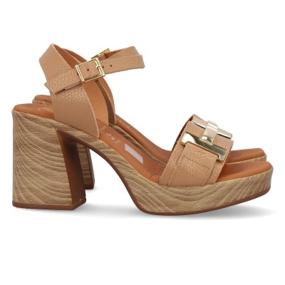 Sandálias de salto alto nude com fivela dourada e sola padrão madeira